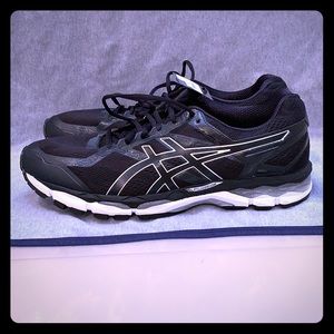 Brand new men’s Asics Gel Surveyor sneaker size 14